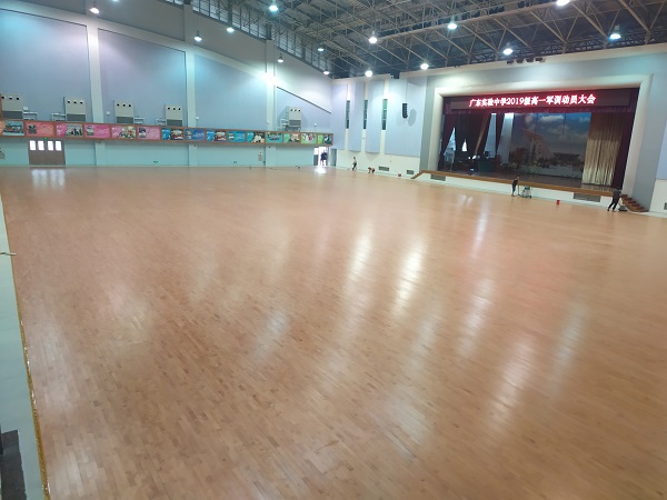 廣東實驗中學(xué)楓木雙層龍骨木地板施工案例